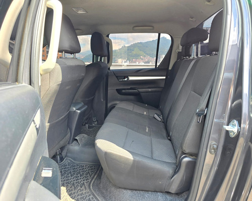 Toyota Hilux 2.4l MT