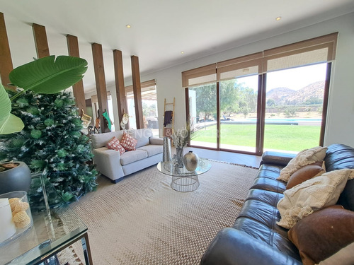 Casa Moderna De Un Piso Con Amplios Espacios En Arriendo