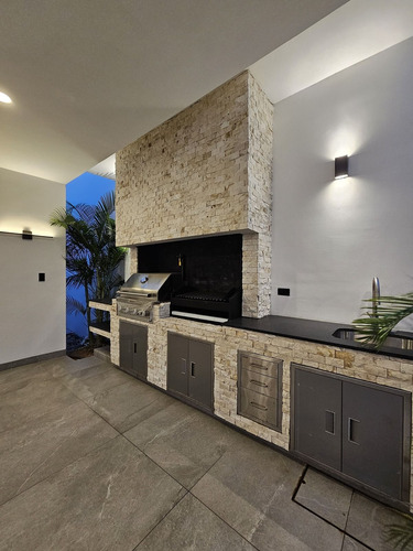 Residencia De Lujo En Venta Ubicada En La Privada Bosques De Altabrisa, Merida.