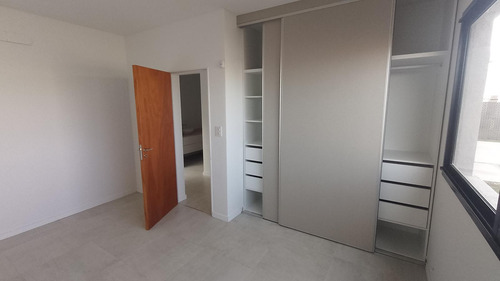 Casa En Barrio Don Mateo, 3 Dormitorios, 168 M2 Cub, Pileta, Radiadores.-