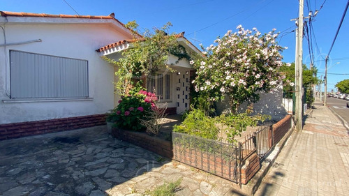 Casa Con Deposito En El Centro De Maldonado.- Ref: 54286