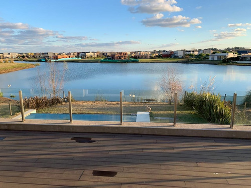 Imagen 6 de 14 de Impresionante Casa Al Agua En El Canton Norte!