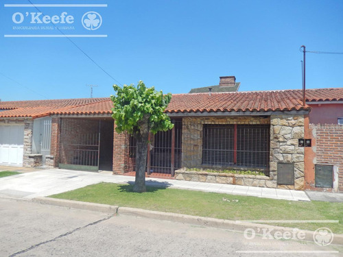 Casa Chalet En Venta De 4 Ambientes En Quilmes Oeste Con Cochera, Patio Y Parrilla