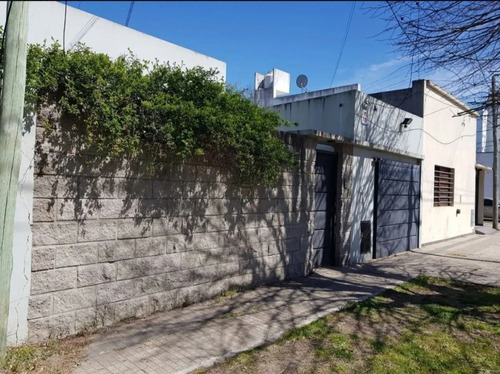 Casa En Venta En 27 Y 68, La Plata | Retasada! Tres Dormitorios, Garage Cubierto, Dos Baños Completos Y Patio