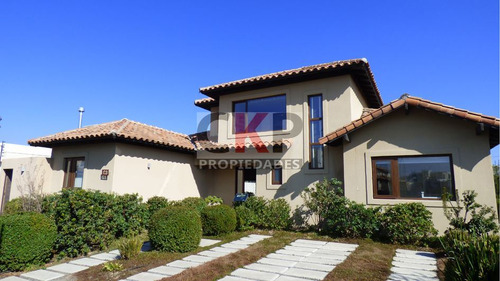 Casa Estilo Chilena En Condominio