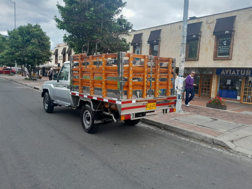Toyota Land Cruiser Estacas 4x4 Gasolina