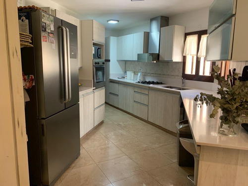 Casa En Venta De Cuatro Dormitorios En Alejandro Centeno, Zona Norte