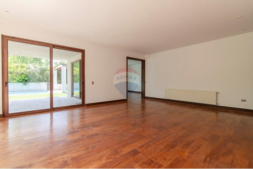 Linda Casa En Lo Barnechea: Espacios Y Comodidad