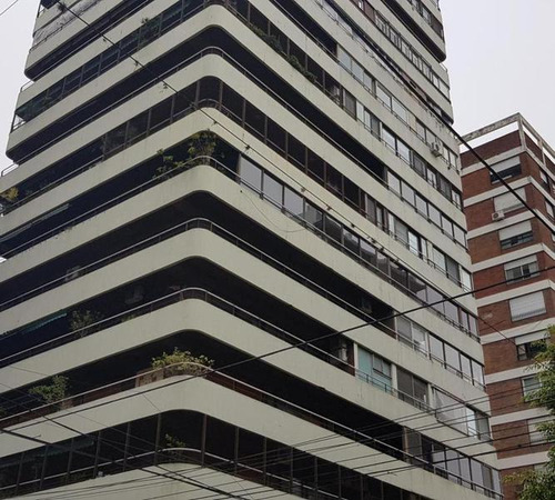 Excelente Piso De 5 Ambientes Con 3 Cocheras.