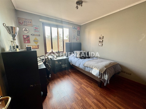 Casa En Venta De 5 Dorm. En Colina