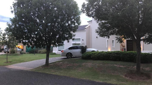 Venta Casa En Country B° San Isidro, Calle Padre Luchesse Km 2