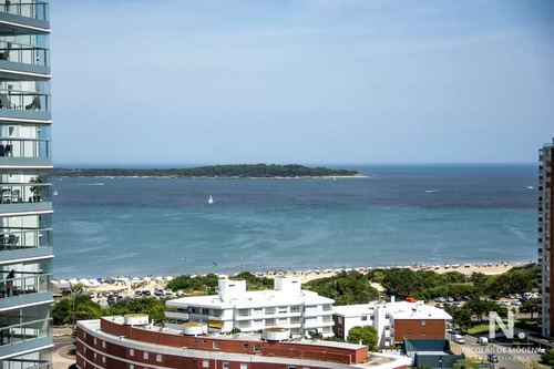 En Venta Apartamento De 2 Dormitorios En Mansa Punta Del Este.