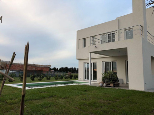 Impecable Casa En Barrio Los Castaños