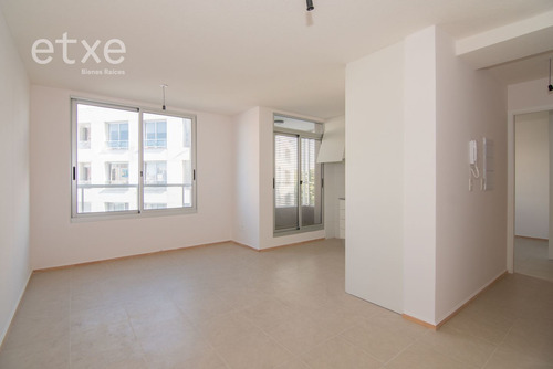 Apartamento En Alquiler De 2 Dormitorios En La Comercial