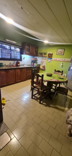Casa Tipo Chalet De 5 Ambiente Con Gge Cubierto , Jardin,fondo , Quincho, 3 Baños, Desarrollada En 2 Plantas, Sobre Lote De 8.x 24 Mts