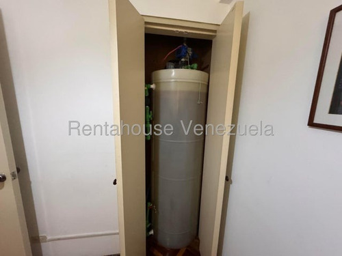 Practico Apartamento En Alquiler En Colinas De Bello Monte, 25-23641