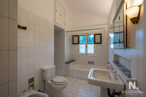 En Venta Casa De 4 Dormitorios, Con Agradable Entorno En Golf, Punta Del Este.