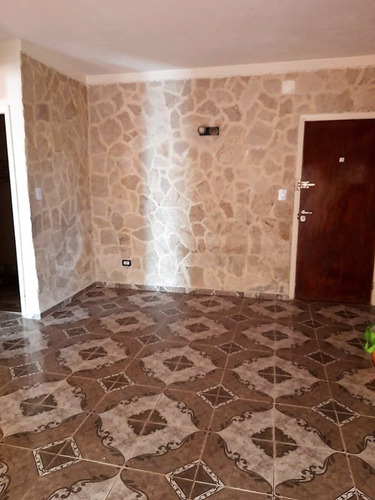 Imagen 3 de 6 de Depto 2 Ambientes Con Patio / Zona Aldrey