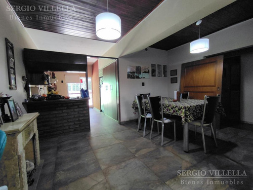 Imagen 7 de 18 de Casa Moderna En Venta De 3 Dormitorios. Cochera. Pileta. Quincho.