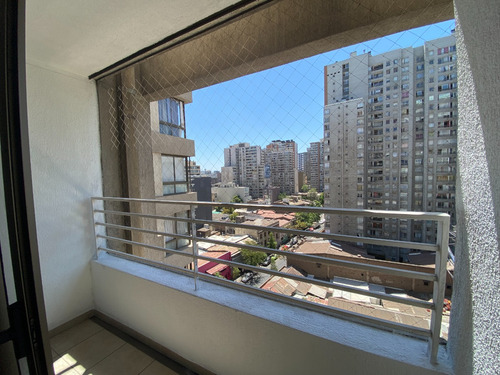 Amplio Departamento, Piso 12, A Pasos Del Metro Santa Lucía