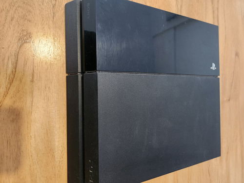 Playstation 4 500 Gb. + 2 Controles Con Detalles Menores. Negro (Usado)