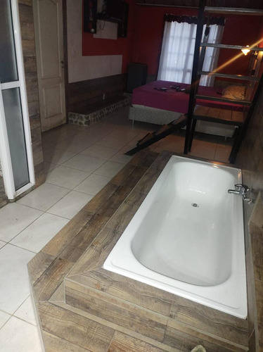 Casa En Venta - 4 Dormitorios 4 Baños - Cocheras - 344mts2 - Burzaco