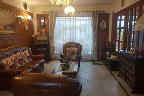 Se Vende Amplia Casa De 2 Pisos,4d/ Recoleta