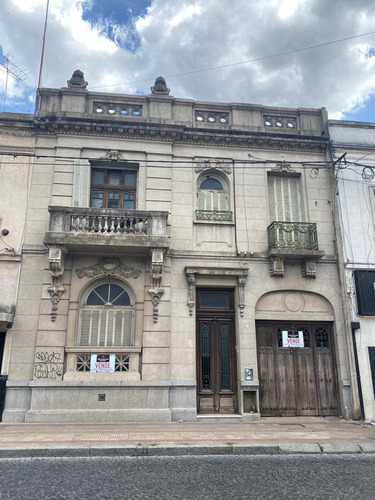 Casa  De Categoría Tipo Petit Hotel  A Remodelar En Calle Principal Centro Comercial Tandil. Inmejorable Ubicación Y  Accesos. Múltiples Usos