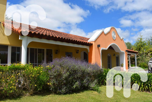 Venta De Casa De 3 Dormitorios En Campos De Roca