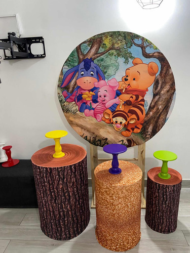 Alquiler De Fondo + 3 Mesas Circulares Winnie The Phoo