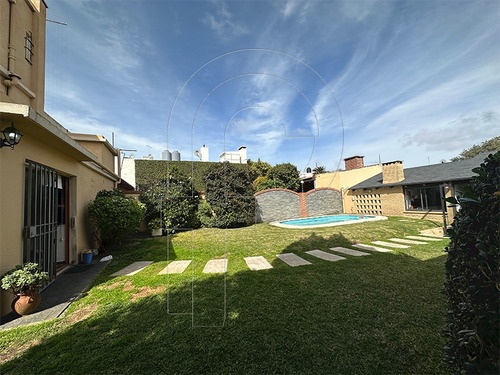 Exclusiva Casa En Venta Con Jardin Y Piscina En El Prado, Montevideo