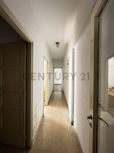 Venta Casa En Aguada, De 2 Dormitorios Con Garaje.
