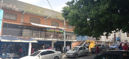 Imagen 7 de 13 de Niurka Paraguan Vende Centro Comercial Pleno Centro De Valen