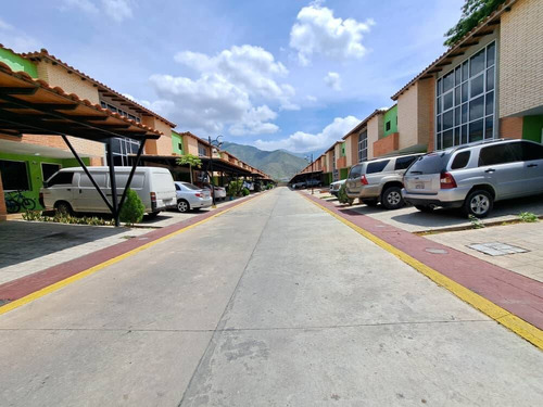 (137mts2) En Venta Tonwhouse En Villa Fontana Totalmente Remodelado