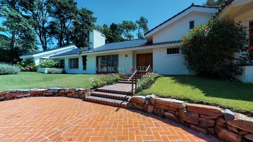 Barrio Golf Venta De Casa 4 Dormitorios- Ref: 2580