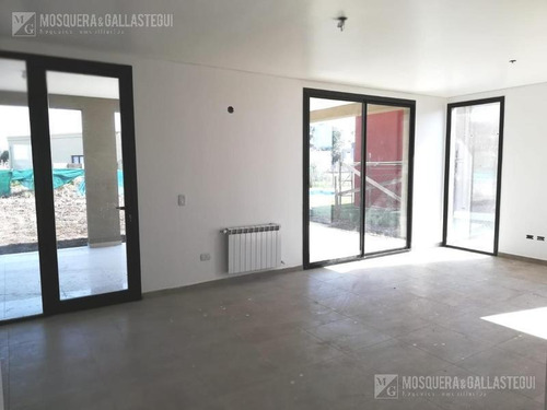Imagen 8 de 30 de Muy Linda Casa Moderna En San Eduardo - Pilar Del Este