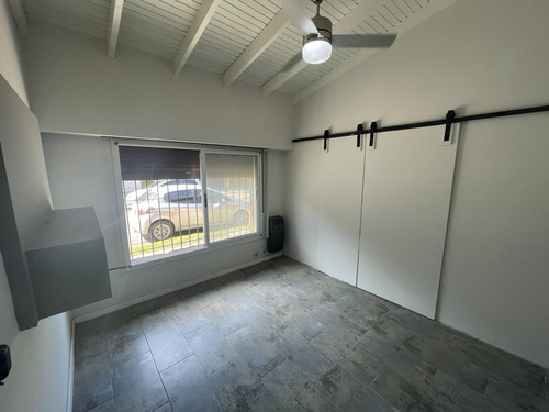 Casa En Venta - 2 Dormitorios 2 Baños - 206mts2 - Tolosa