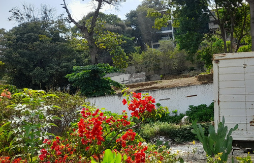 Me .- Excelente Terreno Súper Bien Ubicado, En Catia La Mar.- Cod. 24-9383