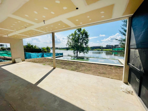 Imagen 1 de 13 de Excelente Casa Moderna - Impresionantes Vistas A Terminar