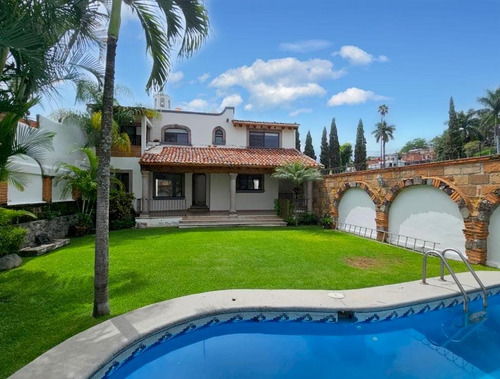 Casa En Venta En Fraccionamiento Privado, En Lomas De Atzingo, Cuernavaca.