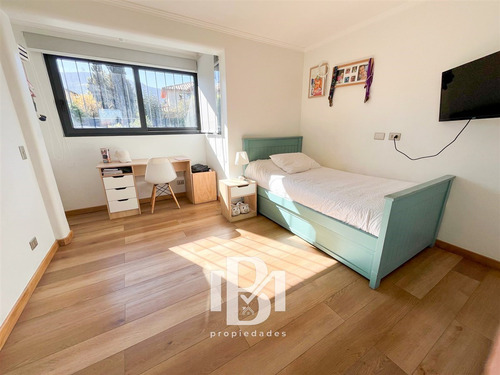 Casa En Venta De 3 Dorm. En Lo Barnechea