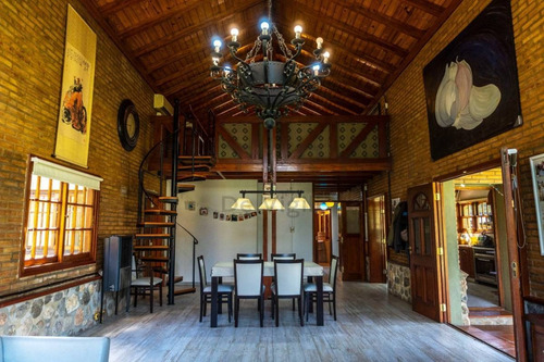Imagen 19 de 30 de Imponente Casa Quinta Con Amplio Terreno, Pileta, Sauna Y Jacuzzi