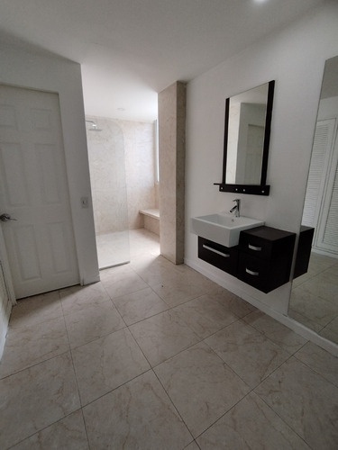 Imagen 17 de 18 de Amplio Apartamento Con Balcón En Alquiler En Las Mercedes 230mts