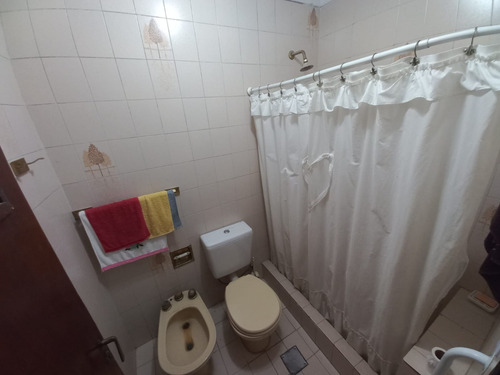 Venta Casa Lote Propio Con Garage Cubierto Y Local En Esquina 2 Plantas Con 2 Terrazas Tiene 166 M2 Cubiertos. A 3 Cuadras Parque Sarmiento Y Av Balbin, 4 Cuadras Av Gral Paz Y A 3 Cuadras Av Parque
