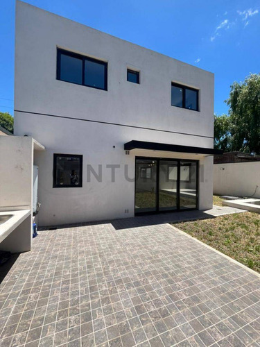 Casa En Venta En City Bell, La Plata