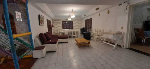 Imagen 3 de 14 de Venta De Chalet 5 Ambientes En Dos Plantas Con Piscina