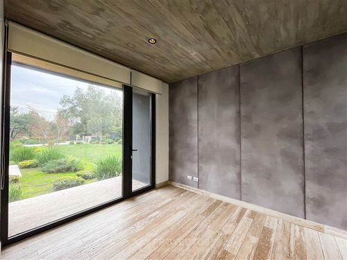 Casa Moderna En Venta De 7 Dorm. En Colina