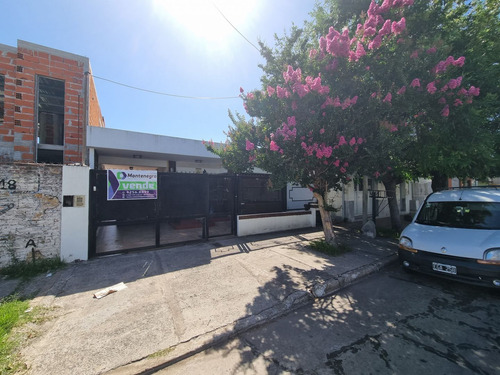 Casa En Venta En Berazategui De 4 Ambientescon Pileta