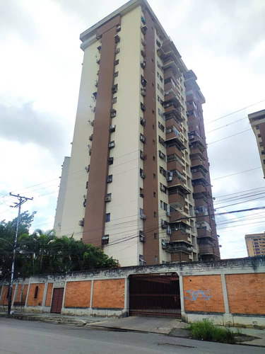 Apartamento Por Actualizar. Urb. El Centro. Piso Bajo.