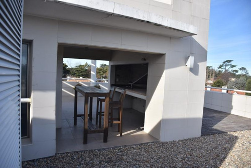 Edificio Corporativo De Características Únicas En Carrasco Sur!!!